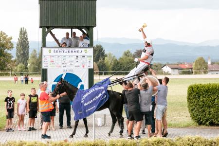 Zmagovalca spominske dirke Janeza Košaka HB